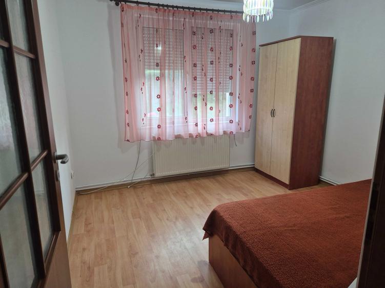 Apartament cu 3 camere semidecomandat în Central