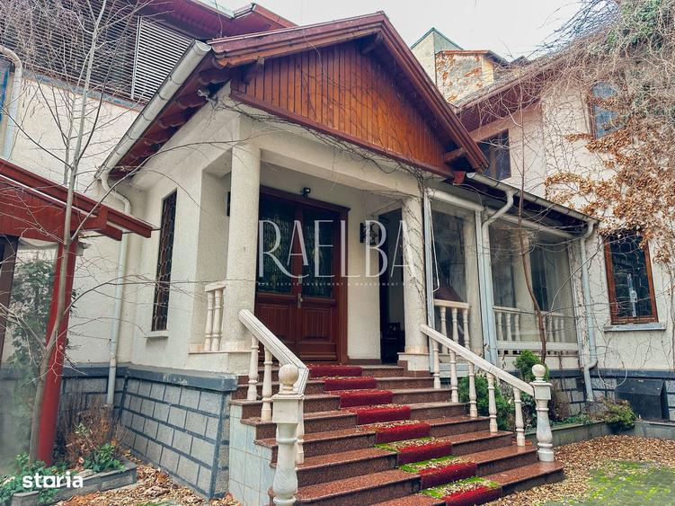 Casă cu 9 camere cu Teren 450 Mp în Universitate
