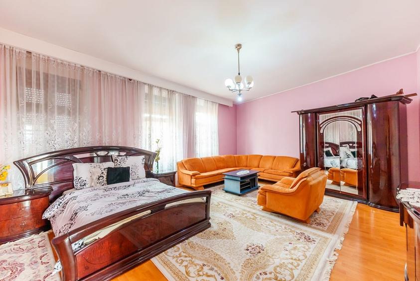 Casă individuală cu 9 camere cu Canalizare în Central