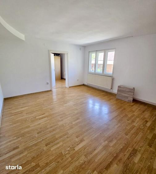 Casă cu 3 camere semidecomandat cu Teren 700 Mp în Aurel Vlaicu