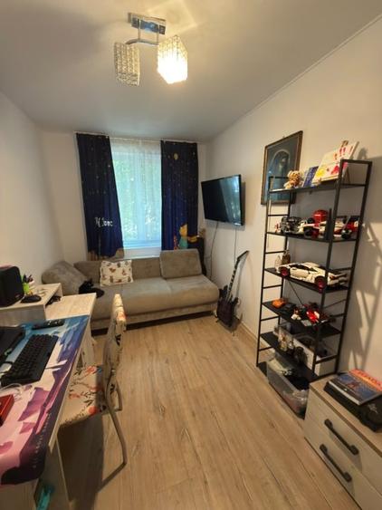 Apartament cu 3 camere semidecomandat, mobilat în Nord