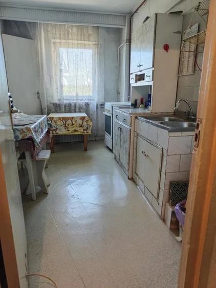 Apartament cu 3 camere decomandat în Eremia