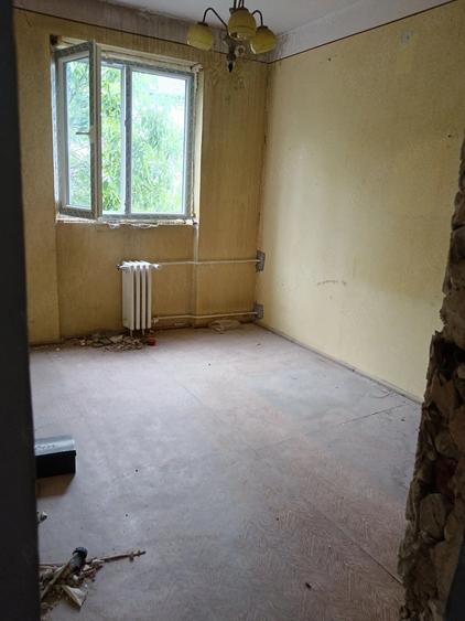 Apartament cu 3 camere nedecomandat în Sântandrei