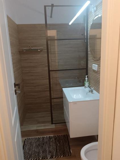 Apartament cu 3 camere semidecomandat în Griviței
