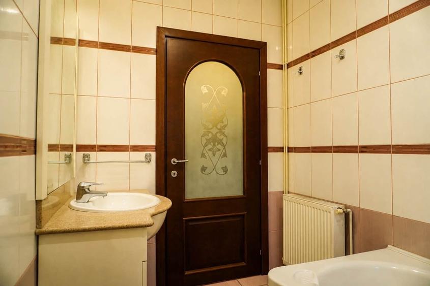 Casă individuală cu 5 camere cu Canalizare în Central