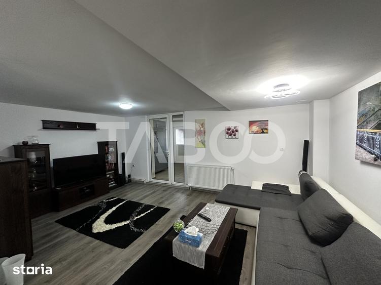 Casă cu 8 camere cu Teren 1195 Mp în Roșia