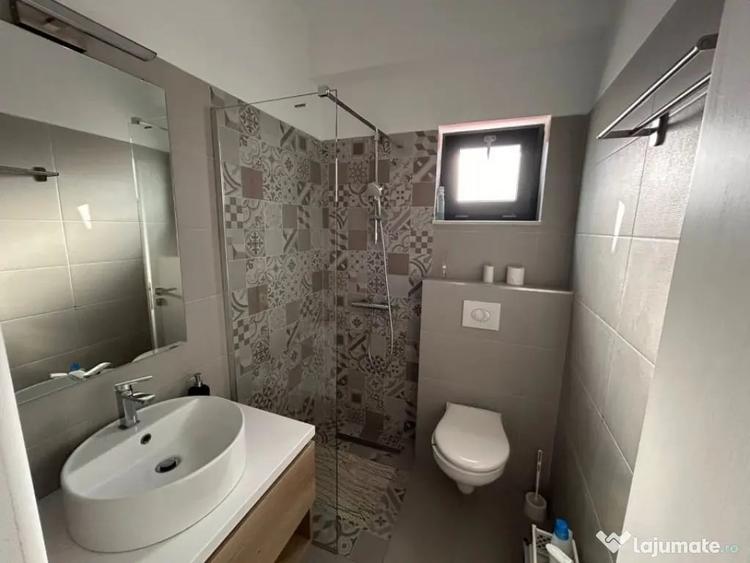Apartament cu 3 camere semidecomandat în Calea Severinului