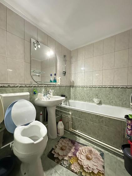 Apartament cu 4 camere semidecomandat, mobilat în Moșilor
