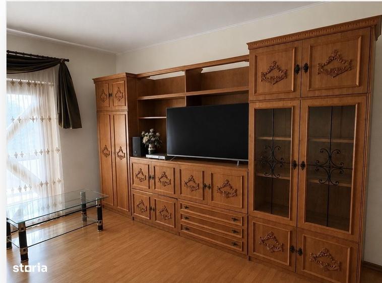Apartament cu 4 camere decomandat în Est