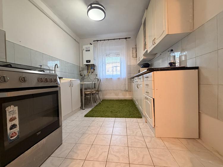 Apartament cu 3 camere semidecomandat, mobilat în Girocului