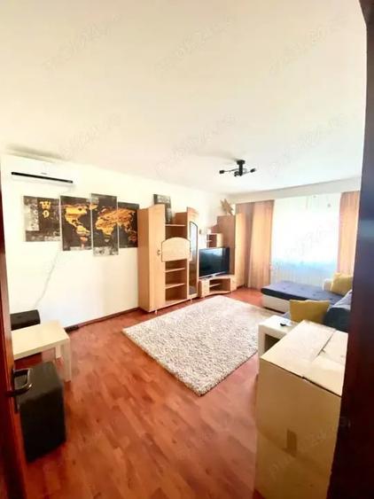 Apartament cu 3 camere decomandat în Girocului