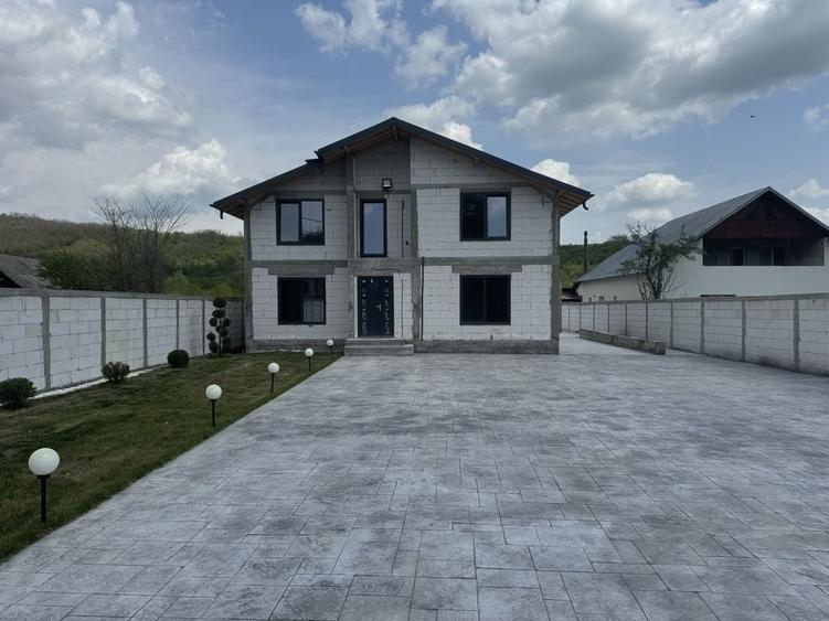 Casă cu 4 camere cu Teren 720 Mp în Central