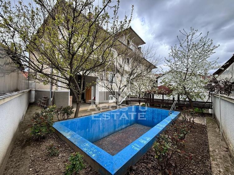 Casă individuală cu 12 camere cu Canalizare în Clocotici