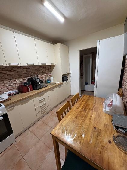 Apartament cu 3 camere semidecomandat în Micălaca
