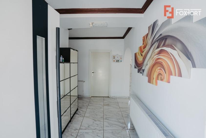 Casă individuală cu 8 camere cu Piscina în Jebel