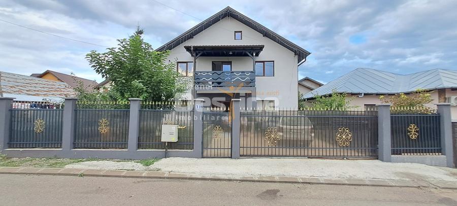 Casă individuală cu 8 camere cu Canalizare în Lunca Cetățuii
