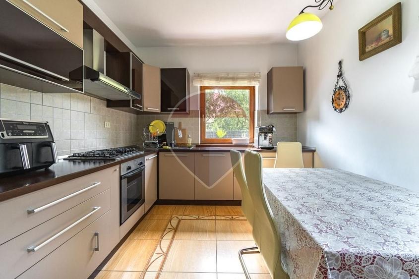 Casă individuală cu 7 camere cu Teren 1332 Mp în Cristian