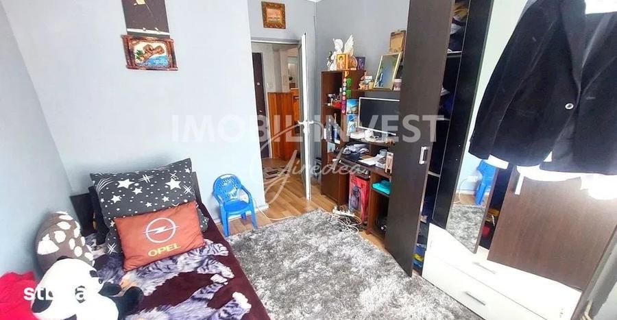 Apartament cu 4 camere decomandat în Cetate