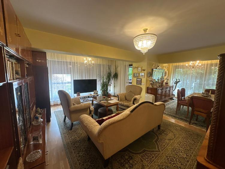 Apartament cu 4 camere decomandat în Cotroceni