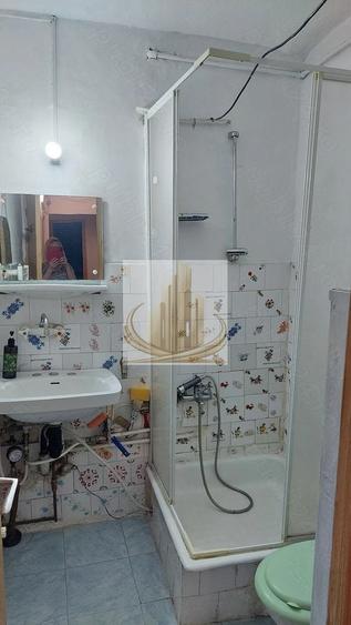 Apartament cu 4 camere decomandat în Lipovei