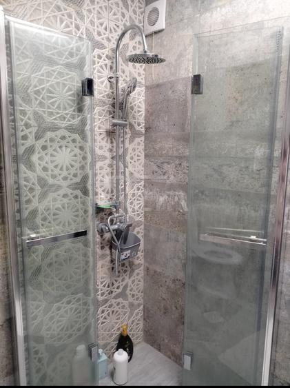 Apartament cu 4 camere semidecomandat, mobilat în Apărătorii Patriei