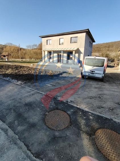 Casă cu 4 camere cu Canalizare în Remetea