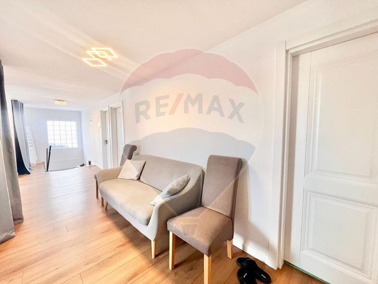 Casă cu 12 camere cu Teren 247 Mp în Decebal