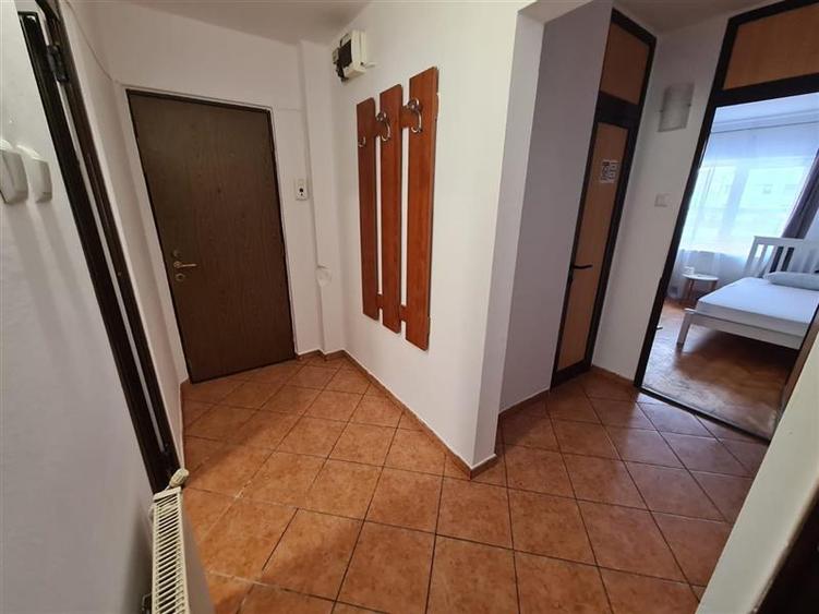 Apartament cu 3 camere decomandat, mobilat în Răcădău