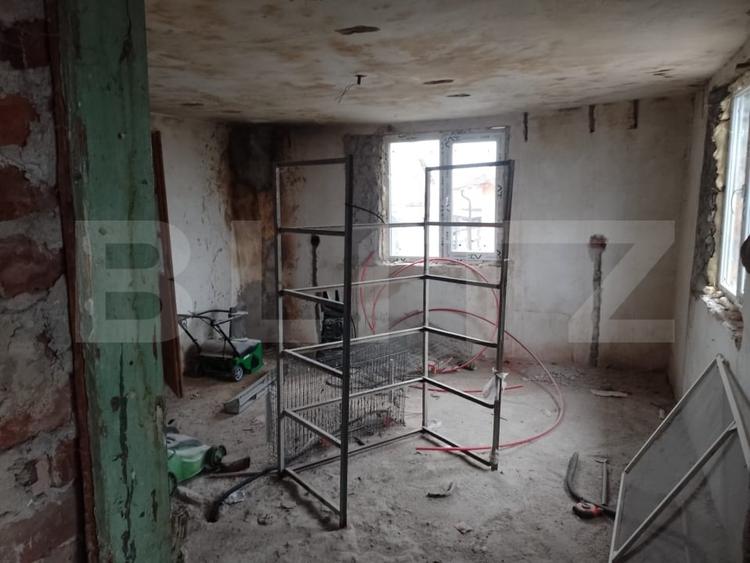 Casă individuală cu 6 camere cu Teren 696 Mp în Brazi