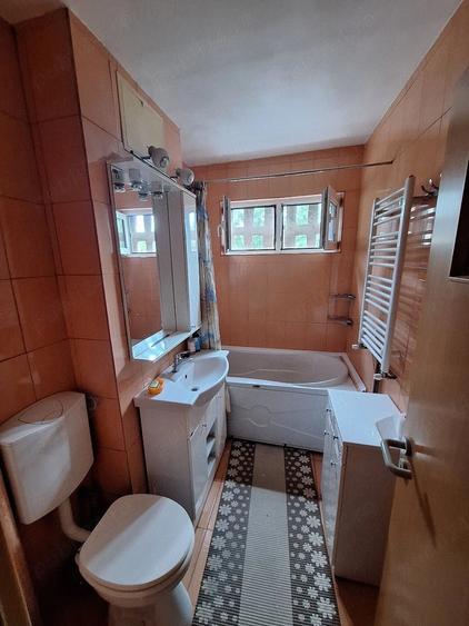 Apartament cu 3 camere semidecomandat în Circumvalațiunii