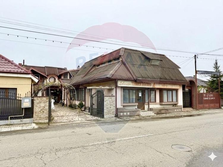 Casă individuală cu 9 camere cu Teren 500 Mp în Nord