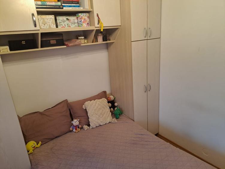 Apartament cu 4 camere decomandat, mobilat în Sălaj