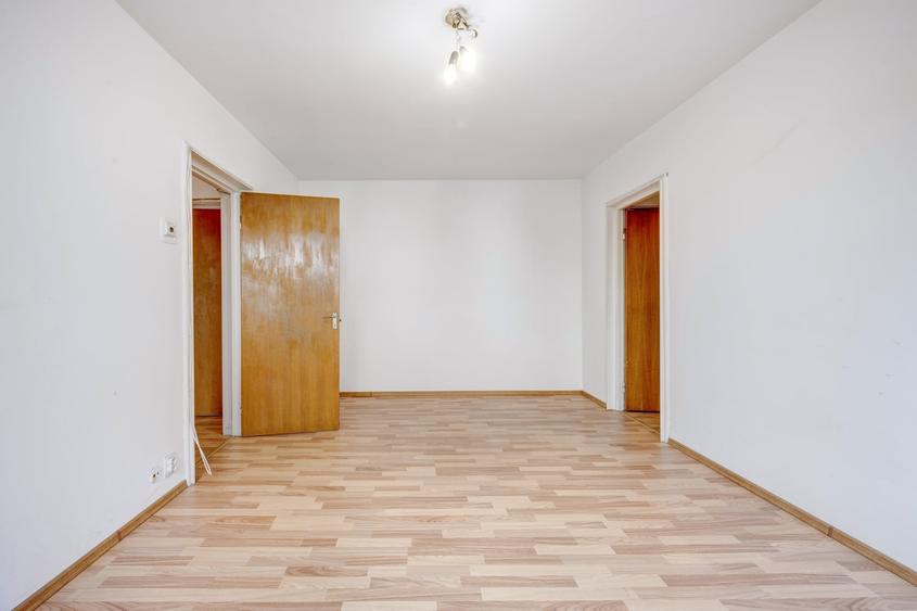 Apartament cu 3 camere semidecomandat în Titan