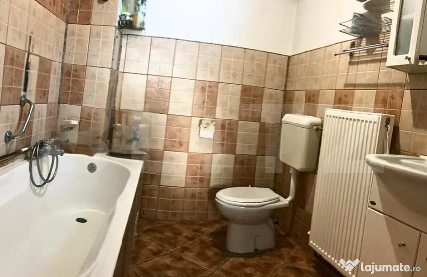 Apartament cu 4 camere semidecomandat în Cetate