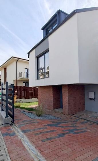 Duplex cu 5 camere cu Canalizare în Europa
