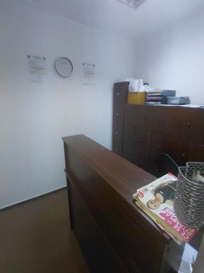Apartament cu 3 camere semidecomandat în P-ța Victoriei