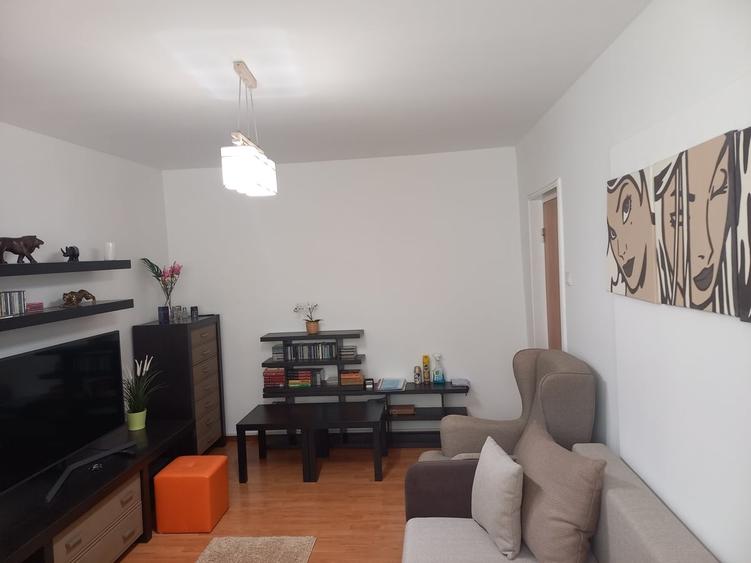 Apartament cu 3 camere decomandat în Valea Oltului