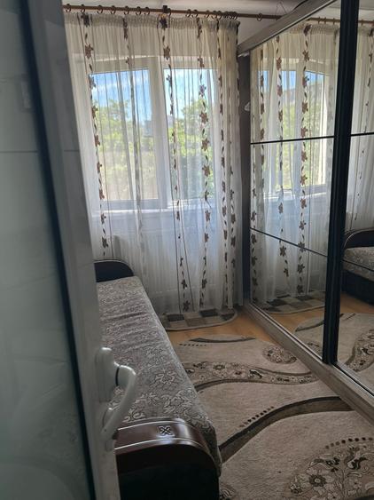 Apartament cu 3 camere semidecomandat, mobilat în Păcurari