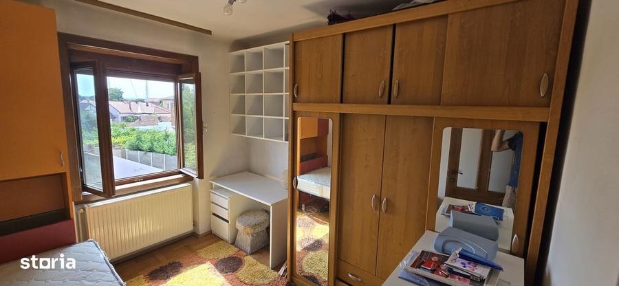 Apartament cu 3 camere semidecomandat, mobilat în Central
