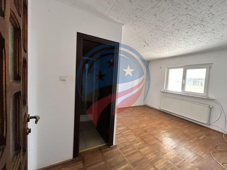 Casă individuală cu 10 camere cu Canalizare în Lăpuș
