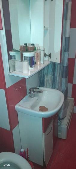 Apartament cu 3 camere semidecomandat în Micro 6