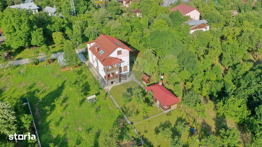 Casă cu 8 camere cu Teren 2130 Mp în Central