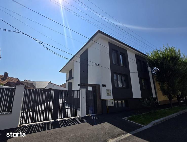 Casă cu 9 camere cu Teren 400 Mp în Semicentral