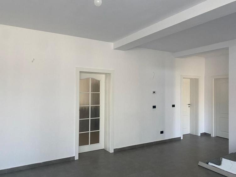 Casă cu 4 camere cu Teren 950 Mp în Exterior Vest