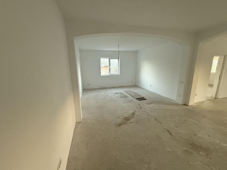Casă cu 4 camere în Roata de Jos