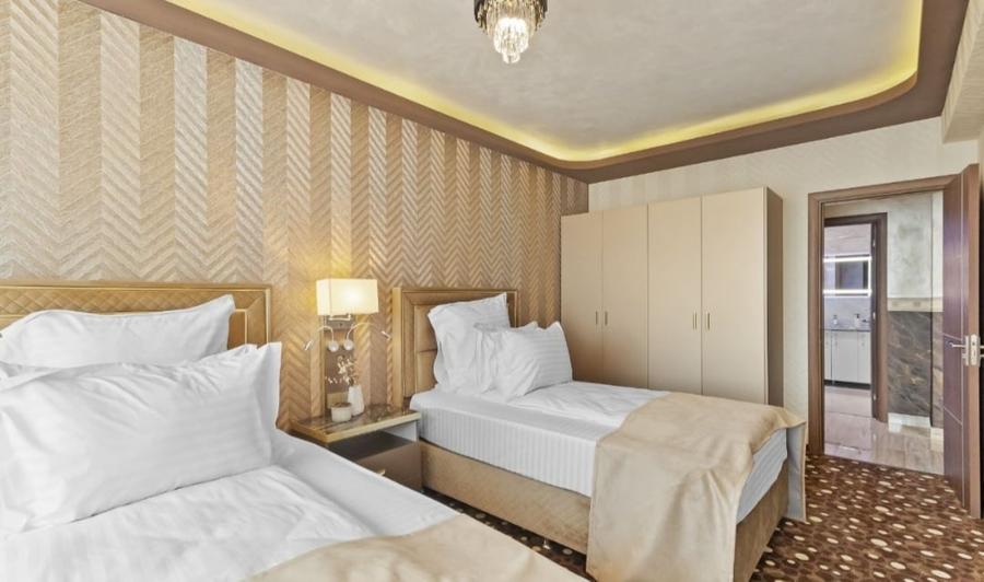 Apartament cu 4 camere decomandat în Tractorul