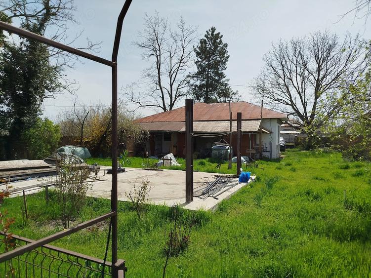 Casă cu 5 camere cu Teren 1450 Mp în Goleasca