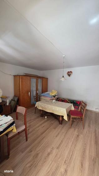 Casă cu 3 camere în Petrești