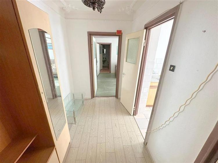 Apartament cu 3 camere semidecomandat în Narcisa