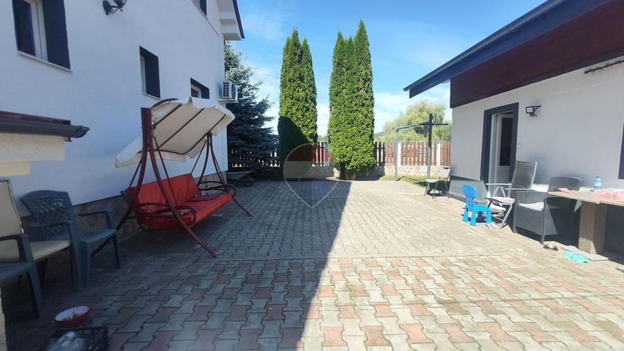 Casă individuală cu 7 camere cu Teren 4431 Mp în Vâlcele